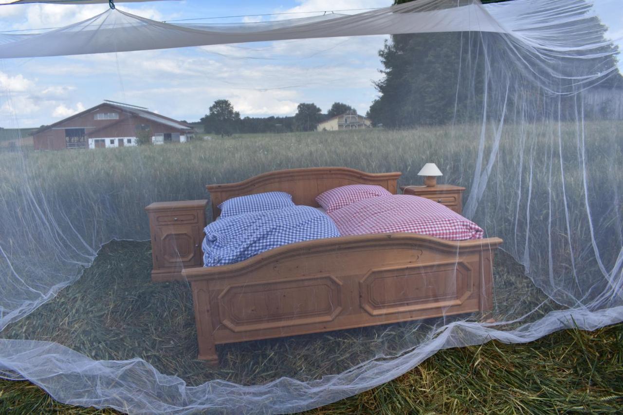 Open Air, Bett Im Kornfeld Hotel Finning Luaran gambar